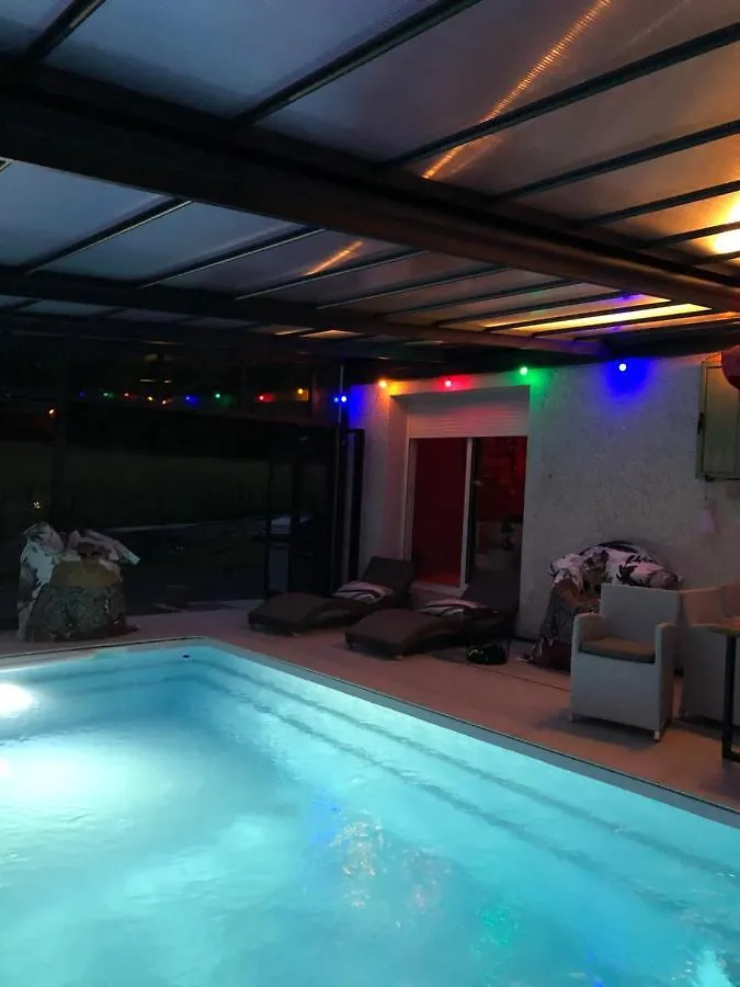 Apartment Logement Avec Piscine Couverte Chauffee Du 15 Avril A Octobre Et Spa Privatifs, Vue Estivareilles