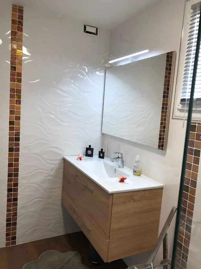 Logement Avec Piscine Couverte Chauffee Du 15 Avril A Octobre Et Spa Privatifs, Vue Estivareilles
